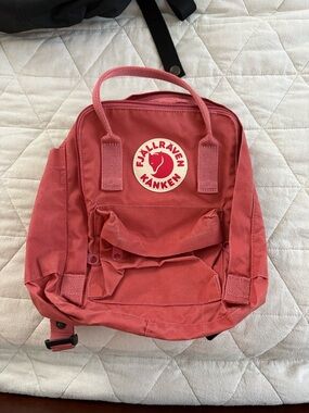 Fjallraven Kånken Mini Backpack in Coral Pink